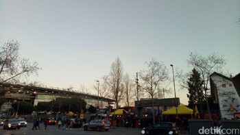 Saat menuju Camp Nou tempat berlangsungnya pertandingan, Rabu malam (1/3/2017). (Foto: Adi Fida Rahman)