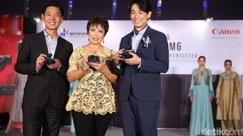 (kiri-kanan) Head of Marketing Canon East, South and South East Asia Regional, Dai Kichiji Canon Division Director PT Datascrip, Merry Harun dan aktor Dean Fujioka saat meluncurkan EOS M6.