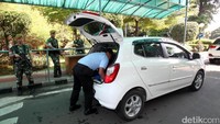 Mobil yang masuk diperiksa oleh Pamdal DPR.