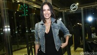 Sophia Latjuba tampil seksi dengan dress hitam dan jaket jeans saat menyaksikan konser BCL yang juga diisi oleh sang kekasih, Ariel NOAH. Pool/Palevi S/detikFoto.