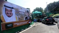 Spanduk bertuliskan Selamat Datang, Yang Mulia Raja Salman Bin Abdul Azis Al Saud juga terpasang di Komplek Parlemen Senayan, Jakarta.