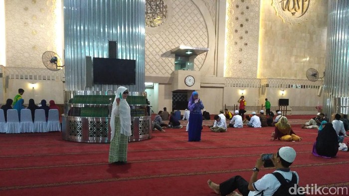 Warga Selfie di Tempat Raja Salman Salat di Masjid Istiqlal
