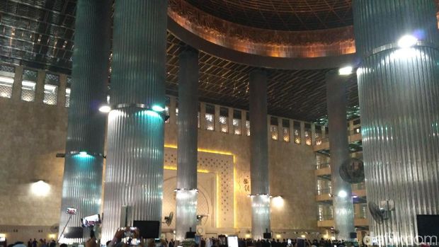 Warga Selfie di Tempat Raja Salman Salat di Masjid Istiqlal