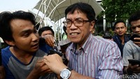 Dia enggan menjawab pertanyaan wartawan yang telah menunggunya.