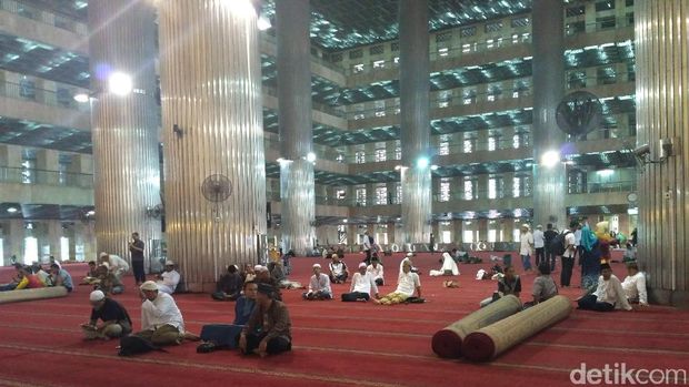 Warga Selfie di Tempat Raja Salman Salat di Masjid Istiqlal