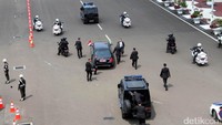 Raja Salman menuju Masjid Istiqlal menggunakan mobil berpelat merah bertuliskan Saudi Arabia.