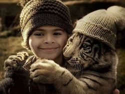 Potret Kemesraan Pria Arab dengan Singa Hingga Macan Tutul