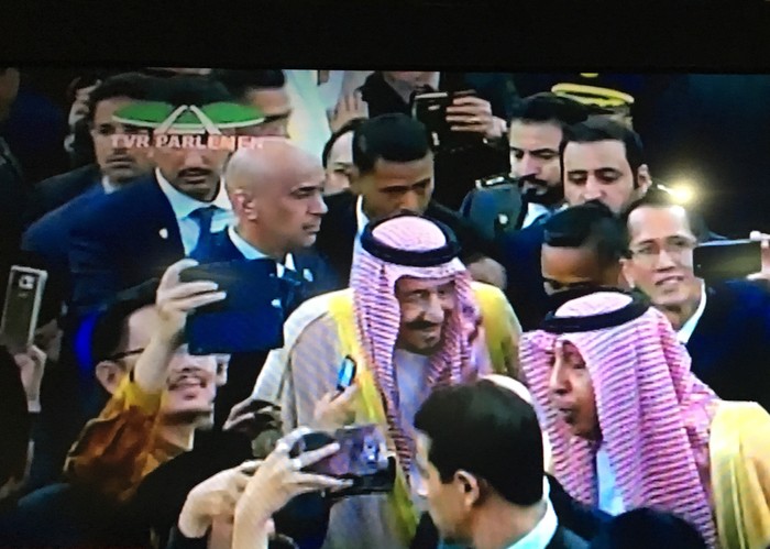 Hebohnya Anggota DPR Bersalaman dan Selfie dengan Raja Salman