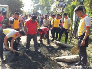Merespons Aksi Mbah Sadiyo, Bupati dan Warga Tambal Jalan 1,5 Km