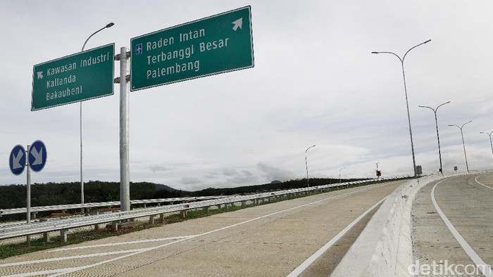 Jalan Tol Bakauheni–Bandar Lampung–Terbanggi Besar adalah jalan tol sepanjang 140,938 kilometer yang sedang dalam tahap pembangunan dan rutenya dimulai dari Pelabuhan Bakauheni (Lampung Selatan) hingga Terbanggi Besar (Lampung Tengah). Jalan tol ini merupakan jaringan dari Jalan Trans-Sumatera. Peresmian pembangunan jalan tol ini dilakukan pada 30 April 2015 oleh Presiden Joko Widodo.