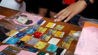 Alat bukti penipuan berupa kartu ATM yang digunakan untuk menjerat korban dengan modus kartu ATM tertelan.