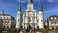 Salah satu yang ramai dikunjungi oleh wisatawan adalah Plaza D Armas. Kastil cantik ini selalu jadi magnet bagi para wisatawan yang datang ke French Quarter (Angga/detikTravel)