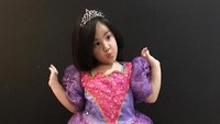 Princess Mikhayla dengan gaun pink dan mahkota. Dok. Instagram/ramadhaniabakrie