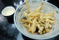 Rock Papr Scsr: Enaknya Donburi dengan Striploin Steak Beraroma Truffle dan Tuna Poke