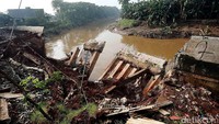 Dinding sungai yang ambrol sepanjang 30 meter.