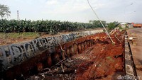 Beruntung, ambrolnya dinding sungai itu tak membuat ruas Jalan Raya Cipendawa ikut longsor.