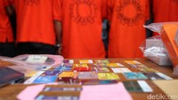 Sejumlah barang bukti kartu ATM hasil pengungkapan kejahatan dengan modus kartu ATM tertelan di kawasan Cilandak. Aksi tersangka meresahkan masyarakat.