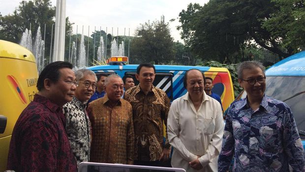 Tahir menyerahkan bantuan TransJakarta Cares untuk penyandang disabilitas.
