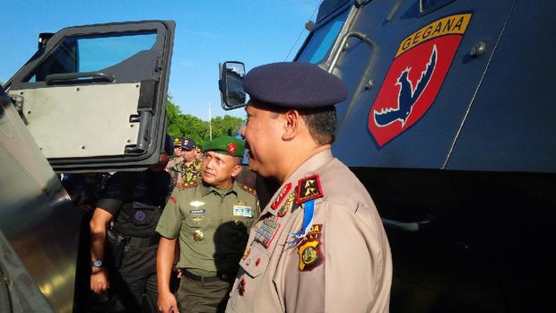 Pangdam Udayana dan Kapolda Bali mengecek kesiapan personil dan kendaraan taktis,