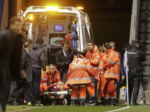 Ambulans saat Fernando Torres cedera.