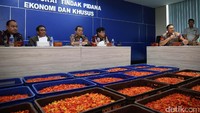 Kasubdit I Dittipideksus Bareskrim Polri Kombes Hengki Haryadi (kanan) menjelaskan pengungkapan kasus ini diawali dari informasi masyarakat. Menurut informasi, pengepul bersepakat menetapkan harga cabai ini tidak sesuai dengan ketentuan yang ditetapkan pemerintah.