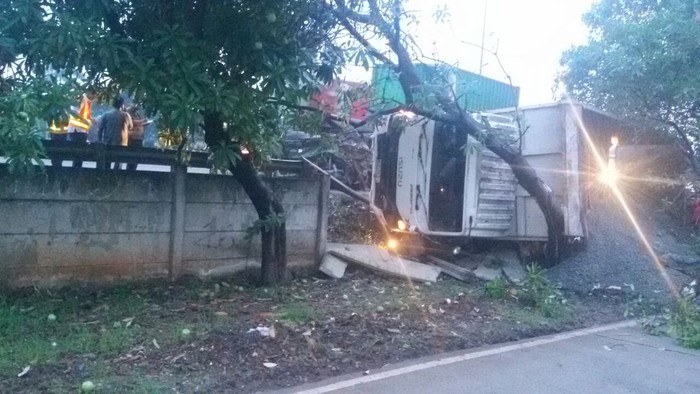 Truk Kontainer Terguling di KM 51 Tol Cakung, Macet 2 km