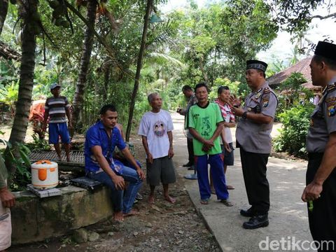 Warga Trenggalek menyelamatkan diri saat tanah bergerak