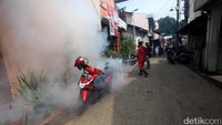 Selokan-selokan yang berpotensi menjadi sarang nyamuk difogging.