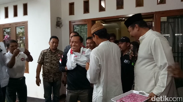 Sandiaga Uno didukung relawan Agus di Pondok Kopi / 