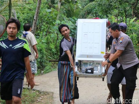 Warga Trenggalek menyelamatkan diri saat tanah bergerak