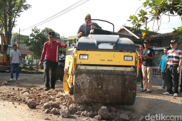 Aksi Bupati Yuni Naik Silinder Pimpin Tambal Jalan Berlubang