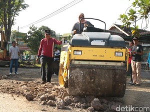 Aksi Bupati Yuni Naik Silinder Pimpin Tambal Jalan Berlubang