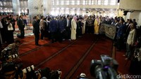 Raja Salman kemudian meminta potongan kiswah itu dibingkai agar bisa dilihat masyarakat.