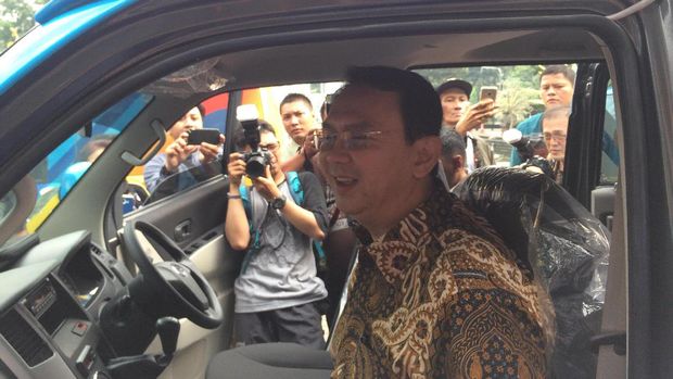 Ahok mengatakan penyandang disabilitas bisa menggunakan layanan ini secara gratis.