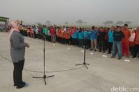 Bupati Sragen Kusdinar Untung Yuni Sukowati memberi arahan sebelum aksi tambal jalan berlubang 