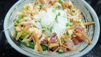 Untuk makanan utama bisa coba Tuna Poke Bowl. Nasi diberi topping tuna mentah, alpukat, edamame, mix mesclun dan telur setengah matang (tamago onsen). Saus spicy mayo menambah rasa pedas gurih pada menu ini.