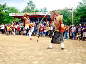 Tari Perang Ramaikan Rangkaian Festival Komodo di Labuan Bajo