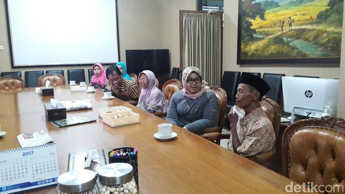 Ditanya Bupati Yuni Ingin Hadiah Apa, Mbah Sadiyo: Ayam