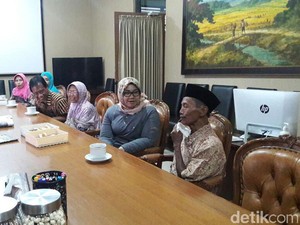 Ditanya Bupati Yuni Ingin Hadiah Apa, Mbah Sadiyo: Ayam
