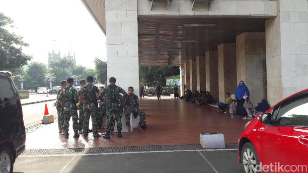 Personel Polri dan TNI berjaga di Masjid Istiqlal.