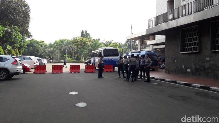Polisi dan TNI Berjaga di Halaman Masjid Istiqlal