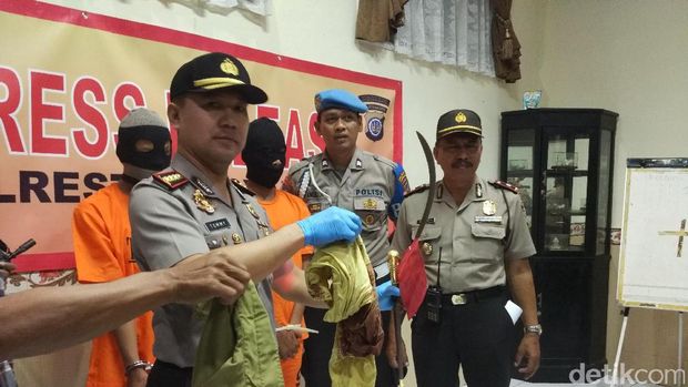 Polisi memperlihatkan barang bukti kasus pembacokan pelajar di Yogyakarta