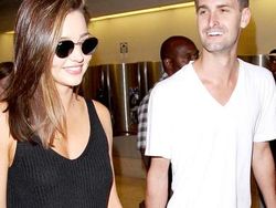 Kemesraan Miranda Kerr dengan Pemuda Ceking Istimewa