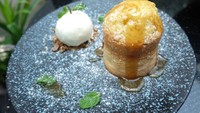 Butter Cake with Miso Glazed juga termasuk pilihan makanan penutup. Tersusun dari butter cake beraroma lemon yang diberi miso caramel glazed dan es krim vanilla. Unik karena ada penggunaan miso yang gurih pada sausnya.