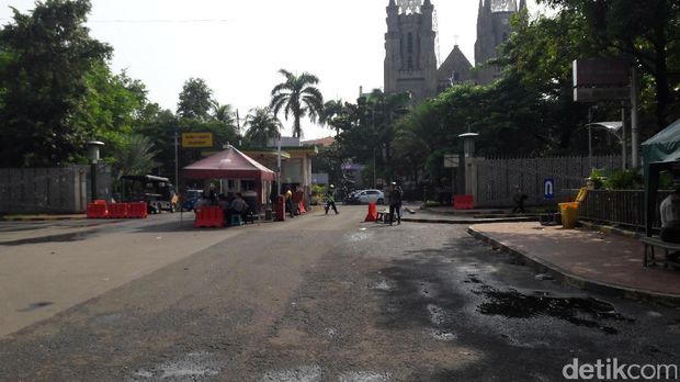 Personel Polri dan TNI berjaga di Masjid Istiqlal