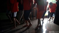 Para tersangka digiring ke tahanan Mapolres Jaksel. Satuan Reserse dan Kriminal mengungkap berbagai kasus kejahatan jalanan dan penipuan seperti kasus penipuan dengan modus kartu ATM tertelan.