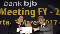Direktur Utama Bank BJB Ahmad Irfan berbincang dengan Direktur Utama Bank BJB Syariah Yocie Gusman dan Plt Komisaris Utama Bank BJB Klemi Subiyantoro usai Analyst Meeting FY 2016 di Jakarta, Kamis (2/3). (Foto: dok BJB)