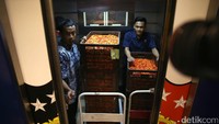 Petugas membawa barang bukti cabai merah yang disita dari tersangka SJN dan SNO. Dalam kasus ini ditetapkan dua orang tersangka selaku pengepul cabai dengan inisial SJN dan SNO. Keduanya akan dikenakan hukuman sesuai Undang-undang RI Nomor 5 Tahun 1999 tentang larangan monopoli dan persaingan usaha tidak sehat, dan Undang-undang RI Nomor 7 Tahun 2014 tentang perdagangan.
