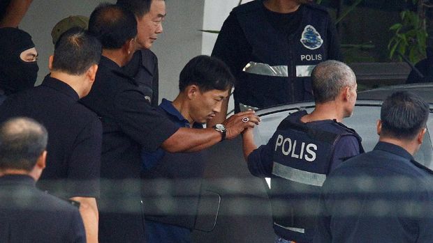 Ri Jong-Chol saat dibawa keluar dari markas Kepolisian Sepang