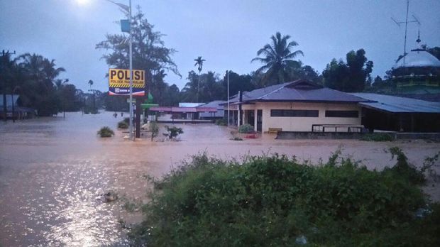 Banjir setinggi 1 meter masih melanda Kecamatan Pangkalan, Kab Limapuluh Kota Sumbar.
